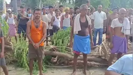 मोदनगंज: खेत में जलजमाव से आक्रोशित ग्रामीणों ने श्रीपुर के पास की सड़क जाम, 4 घंटे से ज़्यादा समय तक यातायात रहा ठप