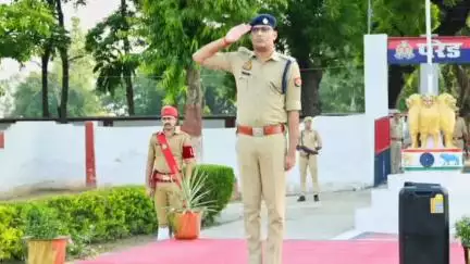 नवाबगंज: पुलिस लाइन स्थित परेड ग्राउंड में एसपी ने परेड की ली सलामी, पुलिस लाइन का किया निरीक्षण