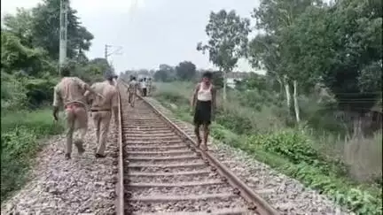 मुंशीगंज के औघड़ आश्रम के पास रेलवे ट्रैक पर क्षत-विक्षत हालत में मिला एक व्यक्ति का शव, पुलिस जांच में जुटी