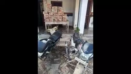 सिसवन: भागर दियारा से सिसवन पुलिस ने भारी मात्रा में शराब की बरामद, दो बाइक जब्त