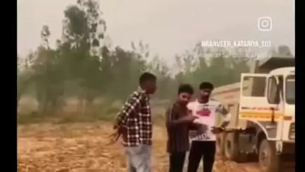 अमरोहा: अमरोहा देहात क्षेत्र में दबंग ने युवक से पकड़वाए पैर और माफी मंगवा कर की मारपीट, वीडियो हुआ वायरल
