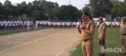 बलिया: पुलिस अधीक्षक ओमवीर सिंह ने पुलिस लाइन परेड ग्राउंड में साप्ताहिक परेड की ली सलामी