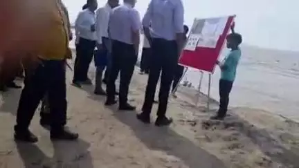 जिले के 18 गांवों में बाढ़ का खतरा, सरयू नदी का जलस्तर बढ़ने पर बनाई गई बाढ़ चौकियां व डीएम ने हालात का लिया जायजा