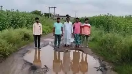 उधवा: उधवा कचहरी घाट पुल से यार मोहम्मद टोला होते बालुगांव बाजार तक जर्जर सड़क पर आवागमन करने को मजबूर ग्रामीण #jansamasya