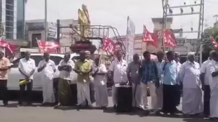 திருச்செங்கோடு: அண்ணாசிலை முன்பு மத்திய அரசை கண்டித்து தமிழ்நாடு விவசாயிகள் சங்கத்தினர் ஆர்ப்பாட்டத்தில் ஈடுபட்டனர்