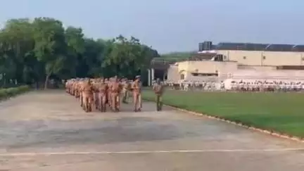 फिरोज़ाबाद: पुलिस लाइन ग्राउंड में एसएसपी सौरभ दीक्षित के नेतृत्व में पुलिस के जवानों ने परेड की