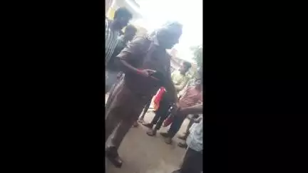एटा: थाना रिजोर पर तैनात दरोगा का गाली-गलौज वाला वीडियो सोशल मीडिया पर वायरल, युवक को पकड़कर दी भद्दी गलियां