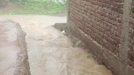 मऊरानीपुर: रेवरन खिरक में लगातार बारिश का कहर जारी, रास्ते में पानी भरने से सड़कें जलमग्न, लोगों का जीवन अस्त-व्यस्त