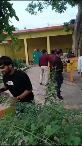 मवाना: मवाना नगर पालिका के अंदर घुसी भैंस ने मचाया आतंक, लोगों पर किया हमला, वीडियो हो रही है वायरल