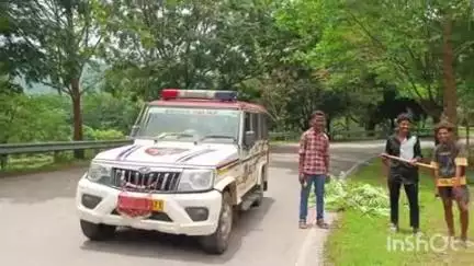 ମାଲକାନଗିରି: ଚିତାପାରୀ-୩ ବ୍ରିଜ ନିକଟ ଟରନିଂ ପଏଣ୍ଟରେ ଦୁର୍ଘଟଣା ରୋକିବାକୁ ଗଛ ଡାଳ କାଟିଲା ଓରକେଲ ପୋଲିସ