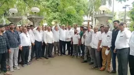 धुळे: जिल्हा कॉन्ट्रॅक्टर असोसिएशनतर्फे जिल्हाधिकारी कार्यालयाबाहेर जोरदार घोषणाबाजी करीत निदर्शने