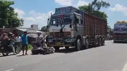 लखीमपुर: लालपुर बैरियर के पास तेज रफ्तार ट्रक ने स्कूटी में मारी टक्कर, हादसे में स्कूटी सवार 2 लोग हुए घायल