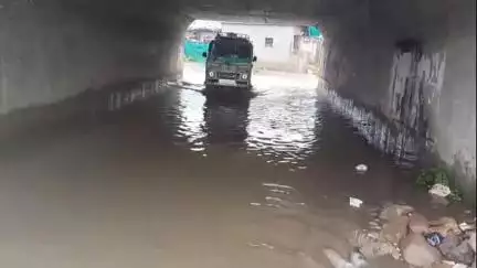 છોટાઉદેપુર: નગરમાં ભારે વરસાદ વરસ્યો છે, નગરના સ્ટેશન પર જવાના રેલવે ગરનાળામાં ભરાયું પાણી,વાહન ચાલકો મુશ્કેલીમાં.