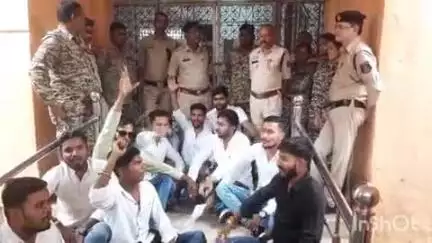 धमतरी: धमतरी पीजी कॉलेज में एनएसयूआई ने किया प्रदर्शन, वाणिज्य विभाग के प्रमुख को हटाने की मांग की