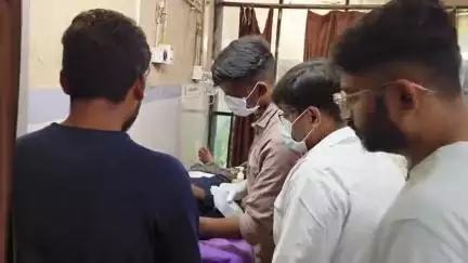 ગોધરા: મીરાપૂરા સ્મશાન નજીક સર્જાયેલ અકસ્માતમાં એક્ટિવા પર સવાર પિત પત્ની અને નાના બાળકોને ઈજાઓ પહોંચી હતી