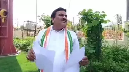 कांग्रेस के प्रदेश महासचिव जयकरन वर्मा ने अयोध्या में खाद्य और यूरिया न मिलने पर प्रभारी मंत्री पर साधा निशाना