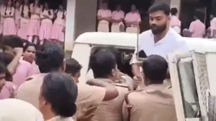 കണ്ണൂർ: ജില്ലയിൽ KSU വിദ്യാഭ്യാസ ബന്ദ് നടത്തി, വേങ്ങാട് സ്കൂളിൽ പ്രതിഷേധത്തിനെത്തിയ ജില്ലാ പ്രസിഡന്റിനെ പോലീസ് കസ്റ്റഡിയിലെടുത്തു