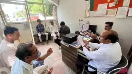 शाहजहांपुर: भाजपा सांसद ने साउथ सिटी आवास पर क्षेत्र के विभिन्न इलाकों से पहुंचे फरियादियों की समस्याएं सुनीं