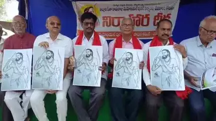భీమవరం: పట్టణంలో అల్లూరి సీతారామరాజు మెమోరియల్ భవనాన్ని పునర్నిర్మించాలని డిమాండ్ చేస్తూ వామపక్షాలు నిరసన దీక్ష