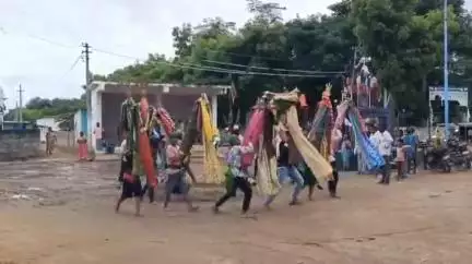 జన్నారం: మొహరం పండుగను పురస్కరించుకొని కామన్ పల్లిలో భక్తిశ్రద్ధల మధ్య పీరీల ఊరేగింపు కార్యక్రమం