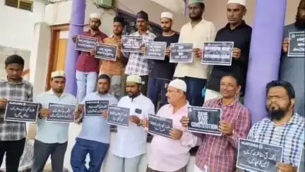 ಕೊಪ್ಪಳ: ಕೇಂದ್ರ ವಕ್ಫ ತಿದ್ದುಪಡಿ ಕಾಯ್ದೆ ಹಿಂಪಡೆಯಲು ಆಗ್ರಹಿಸಿ ನಗರದಲ್ಲಿ ಮುಸ್ಲಿಂ‌‌‌‌ ಸಮುದಾಯದಿಂದ ಮೌನ ಪ್ರತಿಭಟನೆ