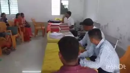 मढ़ौरा: मढ़ौरा प्रखंड सभागार में बीडीओ ने विकास मित्रों के साथ की बैठक
