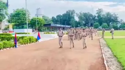 शाहजहांपुर: पुलिस लाइन में साप्ताहिक परेड की सलामी के बाद एसपी ने किया निरीक्षण, पुलिस कर्मियों को दौड़ लगवाई