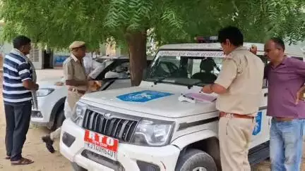 चूरू: DTO इंस्पेक्टर रोबिन सिंह ने जिला मुख्यालय पर की कार्रवाई, एक ही नंबर की 2 बसों को सीज कर डीटीओ ऑफिस चुरू में खड़ा किया