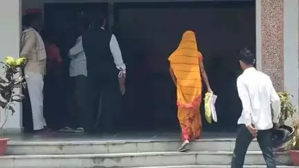 खलीलाबाद: ग्राम पैकवलिया, विपक्षी द्वारा मेरे पति को खिला पिला कर फर्जी तरीके से जमीन का कराए एग्रीमेंट