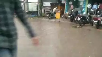 চাকদা: আজ সকালের বৃষ্টিতে চাকদা রথতলা থেকে চৌমাথা পর্যন্ত সম্পূর্ণ জলের তলায়
