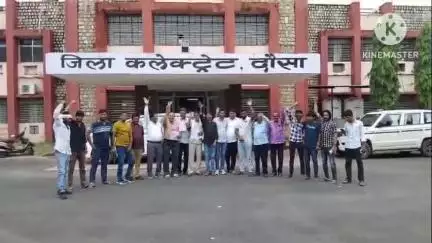 दौसा: नामांतरण खोलने की मांग को लेकर गौ सेवक कलेक्ट्रेट पहुंचे, जिला कलेक्टर को दिया ज्ञापन