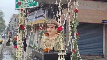 धनबाद/केंदुआडीह: धनबाद के हीरापुर में शहीद हीरा झा का शहादत दिवस मनाया गया, लोगों ने प्रतिमा पर किया माल्यार्पण