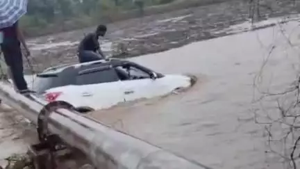 मंडला: चिखली पूनिया मार्ग पर तेज़ बारिश के चलते नदी में बही कार; VIDEO, चालक ने कार की छत पर बैठकर बचाई अपनी जान