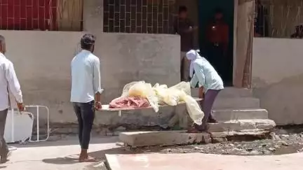 बेतिया: बेतिया में ट्रक की चपेट में आने से मजदूर की मौके पर मौत, शव रखकर परिजनों का प्रदर्शन