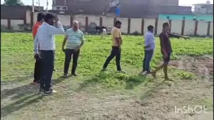 जलालाबाद: उप जिलाधिकारी जलालाबाद ने मंडी समिति में तीन घंटे तक सफाई कर्मचारियों से कराई सफाई, महीनों से पड़ी थी गंदगी