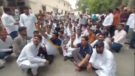 सहारनपुर: अनंगपुर में मकानों को तोड़ने और ग्रामीणों के खिलाफ हो रहे जुल्म के विरोध में कलेक्ट्रेट में गुर्जर समाज ने किया प्रदर्शन