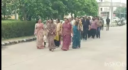 મોડાસા: સરડોઇ પંચાયતના સરપંચ વિરુદ્ધ ગ્રામજનો આક્ષેપ સામે સરપંચ સહિત જૂથે જિલ્લા કલેક્ટરને આવેદનપત્ર આપ્યું.