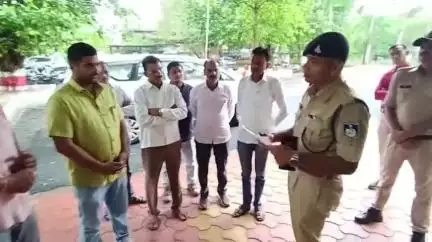 नरसिंहपुर: गुड़ व्यापारी गुड़ खरीद कर हुआ फरार, किसानों के साथ ₹30 लाख की धोखाधड़ी, SP ऑफिस में ASP से कार्यवाही की मांग