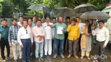 ठाणे: थकित देयके न दिल्यामुळे कंत्राटदार आक्रमक, ठाणे जिल्हाधिकारी कार्यालयासमोर महाराष्ट्र राज्य कंत्रालदार महासंघाचे आंदोलन