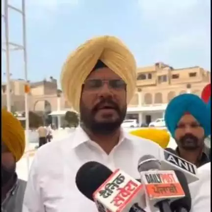 ਅੰਮ੍ਰਿਤਸਰ 2: ਪੰਜਾਬ ਦੇ ਸਾਬਕਾ ਕੈਬਨਟ ਮੰਤਰੀ ਕੁਲਦੀਪ ਸਿੰਘ ਧਾਲੀਵਾਲ ਪਹੁੰਚੇ ਸ਼੍ਰੀ ਹਰਿਮੰਦਰ ਸਾਹਿਬ ਹੋਏ ਨਤਮਸਤਕ