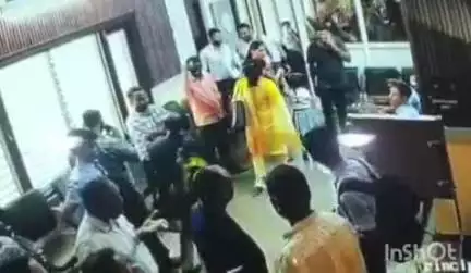 आगरा: सदर स्थित स्कूल में एक व्यक्ति ने छात्र के मुंह पर मारा घूंसा, छात्र घायल, सीसीटीवी फुटेज सामने आया