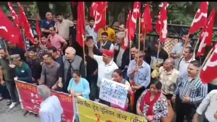 शिमला शहरी: गावर भारत सिंगला कंपनियों के खिलाफ सीटू व हिमाचल किसान सभा ने उपायुक्त कार्यालय शिमला के बाहर जोरदार प्रदर्शन किया
