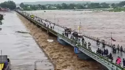 मंडला :- मंडला जिले में 24 घंटे से हो रही बारिश से सभी नदी नाले उफान पर जुलाई के पहले सप्ताह में ही मां नर्मदा पुल आज डूब गया। पानी बढ़ने की और संभावना।