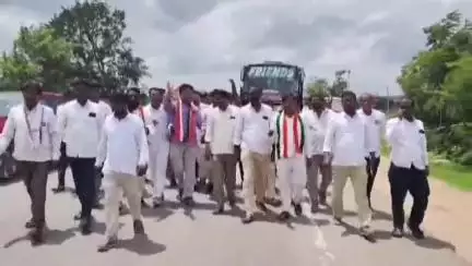 నర్సాపూర్: నర్సాపూర్ నియోజకవర్గం నుండి కాంగ్రెస్ భారీ బహిరంగ సభకు తరలి వెళ్లిన ముఖ్య నేతలు