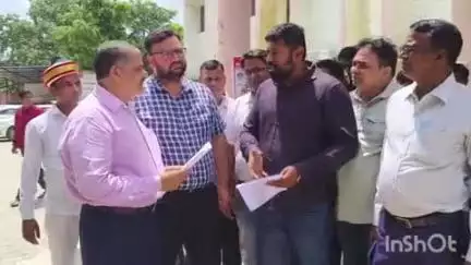खलीलाबाद: CMO कार्यालय में कनिष्ठ सहायक राकेश कुमार के हटाने की मांग को लेकर स्वास्थ्य कर्मचारियों ने CMO को दिया पत्र