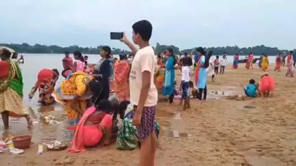 গোপীবল্লভপুর ১: সুর্বণরেখা নদীতে ঘটবে না কোনো বিপত্তি এই বিশ্বাসে জগন্নাথপুর নদী ঘাটে গঙ্গা পুজোর আয়োজন,উপস্থিত কয়েক হাজার মানুষজন