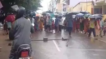 गुमला: गुमला-जशपुर सड़क के पास सब्जी विक्रेताओं और नगर प्रशासन के बीच हुई झड़प