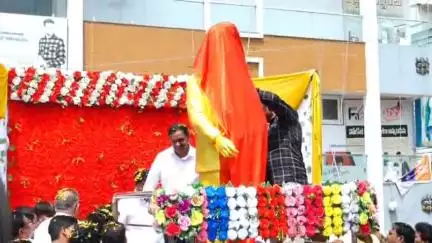 విజయవాడలో VM రంగా విగ్రహాన్ని ఆవిష్కరించిన MP కేసినేని చిన్ని, MLA గద్దె రామ్మోహన్, Ex MLAలు సామినేని ఉదయభాను, రాధాకృష్ణ