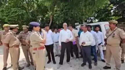 फर्रुखाबाद: जिलाधिकारी व पुलिस अधीक्षक ने श्रृंगीरामपुर घाट पर कावड़ यात्रा की तैयारी का निरीक्षण किया, दिए आवश्यक दिशा निर्देश