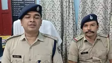 बंदया थाना के विक्कु की हत्या का आरोपी कमलेश की गिरफ्तारी पर प्रेस कॉन्फ्रेंस करते दाऊदनगर एसडीपीओ कुमार ऋषिराज..